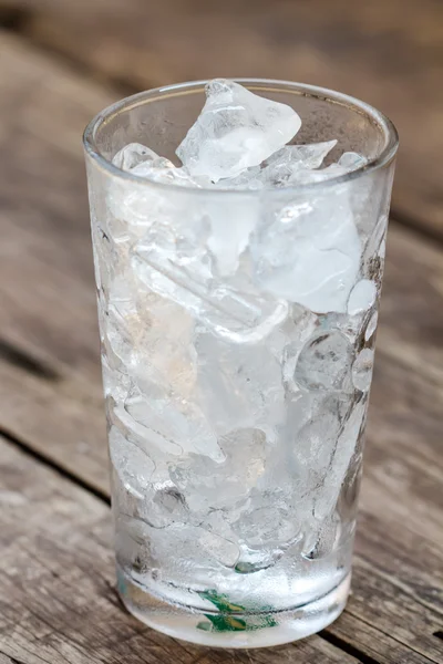 Ein Glas Eiswürfel auf Holz — Stockfoto