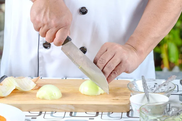 Chef-kok uien snijden — Stockfoto