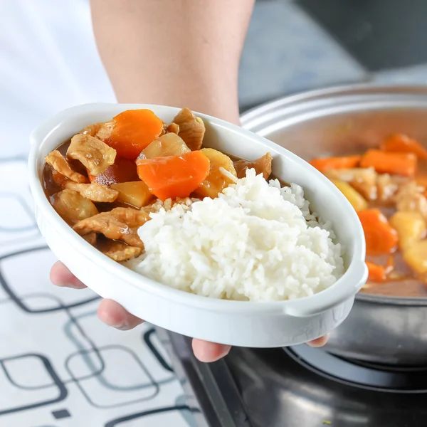 Szef kuchni przedstawia curry wieprzowe — Zdjęcie stockowe