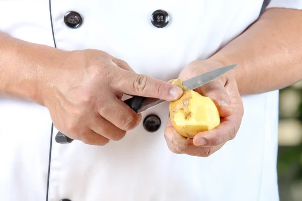 Chef-kok peeling aardappel — Stockfoto