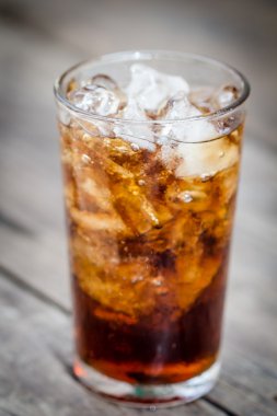 buz küpleri ile kahverengi gazoz 
