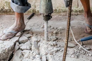 Oluşturucu işçi çekiçleri matkap ile