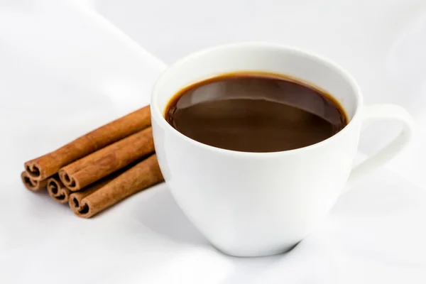 Šálek na kávu se skořicí — Stock fotografie