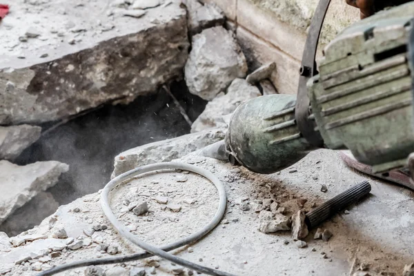 Builder worker with pneumatic hammer drill — Stock Photo, Image