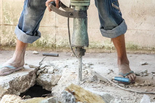 Trabajador constructor con taladro neumático de martillo —  Fotos de Stock