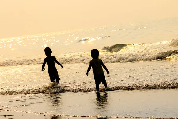 孩子们在海边玩耍 — 图库照片