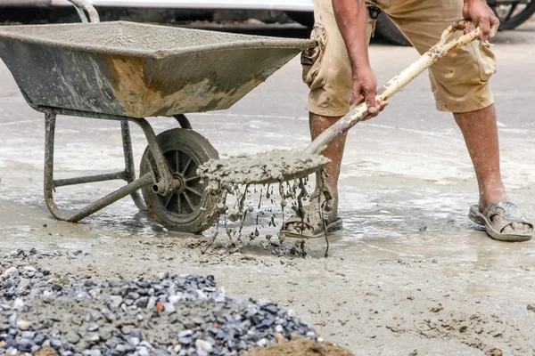 Trabajadores de la construcción mezclando cemento — Foto de Stock