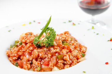 tavada kızartılmış makarna