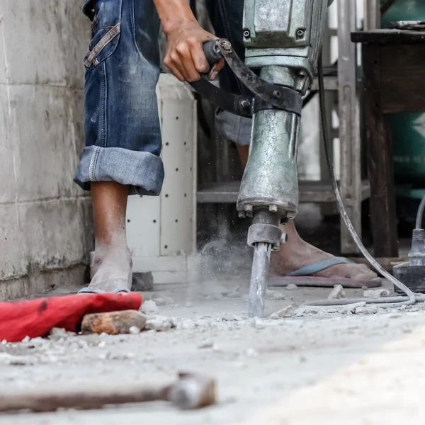 Trabajador constructor con taladro neumático de martillo —  Fotos de Stock
