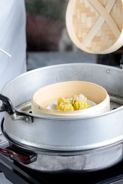 Chef cocina comida china —  Fotos de Stock