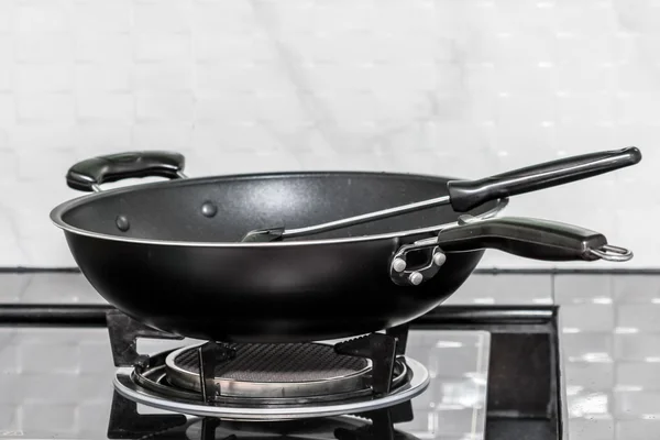 Сковородка на газовой плите — стоковое фото