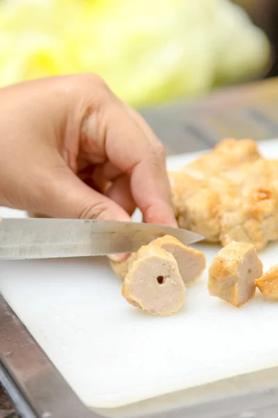 Chef-kok gesneden varkensvlees — Stockfoto