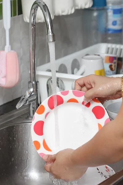 Tvätta potten i diskbänk — Stockfoto