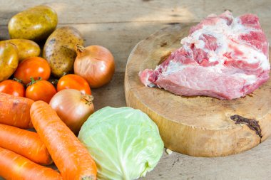 pişmemiş domuz eti