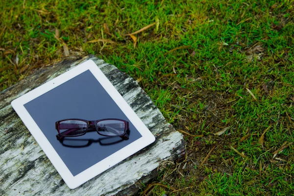 Tabletu a brýle — Stock fotografie