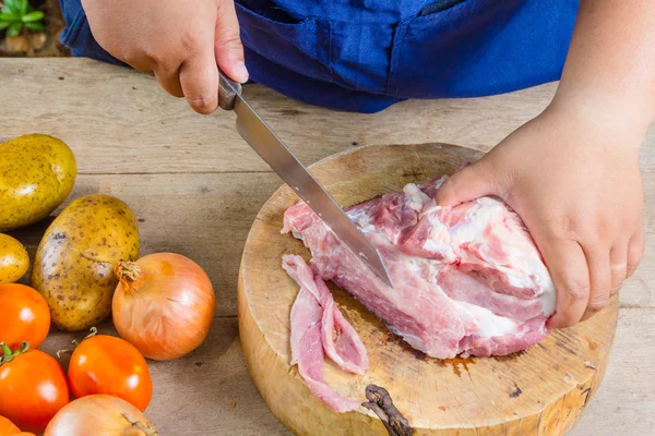 Porco fatiado no corte bord para cozinhar — Fotografia de Stock