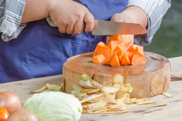 Chef cenoura fatiada — Fotografia de Stock