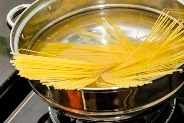 Kokande spaghetti — Stockfoto