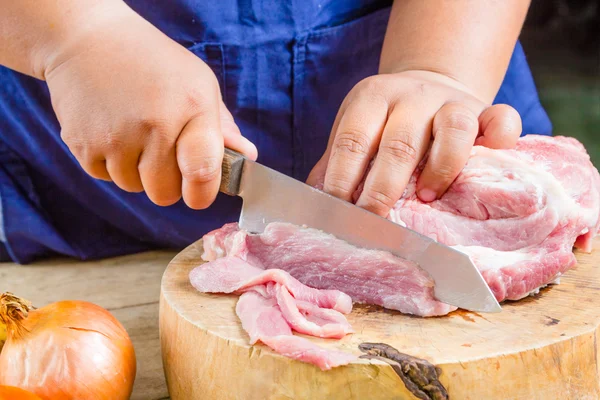 Нарезанная свинина на нарезке борда для приготовления пищи — стоковое фото