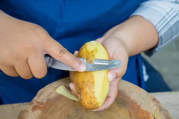 Peeling potato — Stock Photo, Image