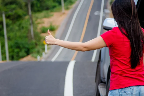 Mujer deteniendo coche — Foto de Stock