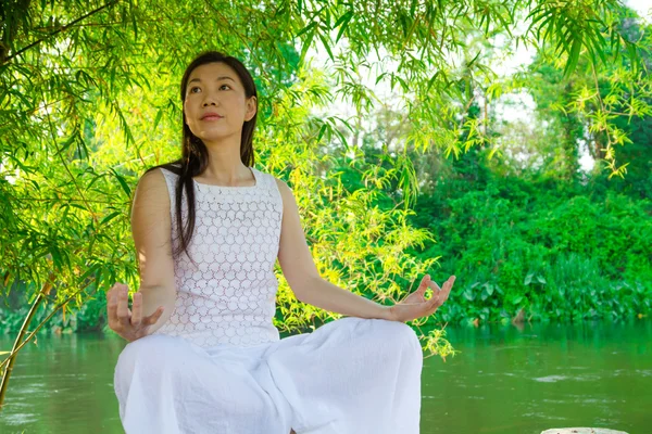 Woman meditating — Stock Photo, Image