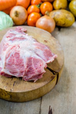 pişmemiş domuz eti