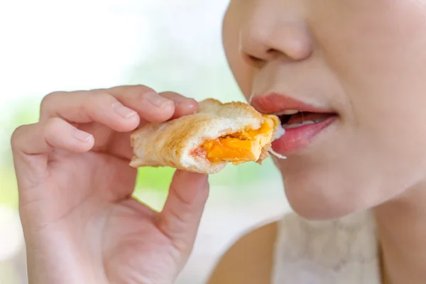 Women eating sandwich — Stock Photo, Image