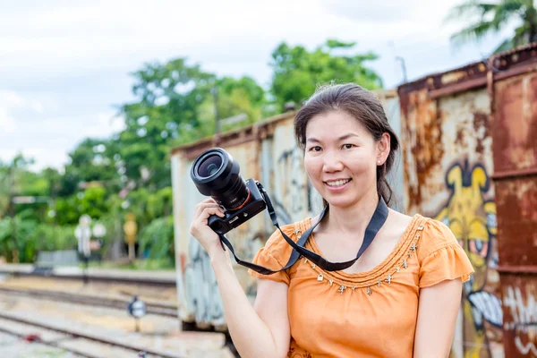 Aparat fotograf kobiety — Zdjęcie stockowe