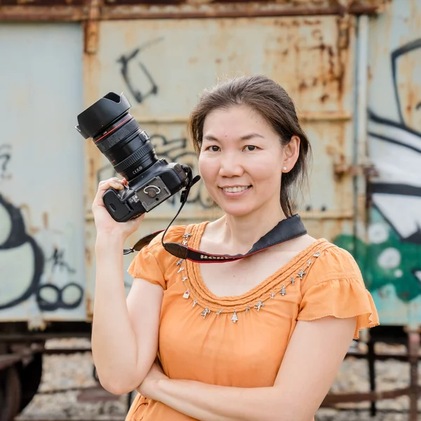 Kadın fotoğrafçı fotoğraf makinesi — Stok fotoğraf