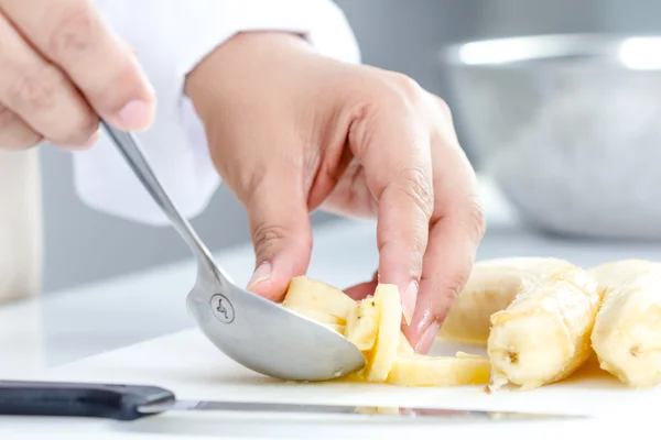 Fazer bolo de banana — Fotografia de Stock