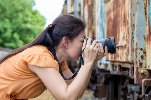 Vrouwen fotograaf camera — Stockfoto