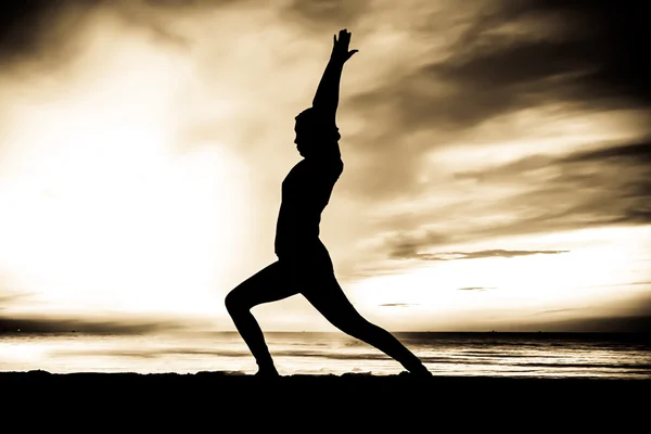 Vrouwen spelen yoga — Stockfoto