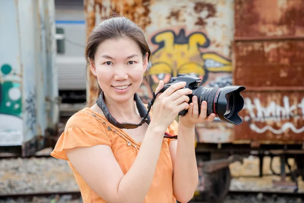 Kadın fotoğrafçı fotoğraf makinesi — Stok fotoğraf