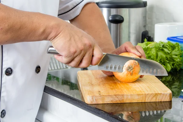 Koch schneidet Zwiebel — Stockfoto