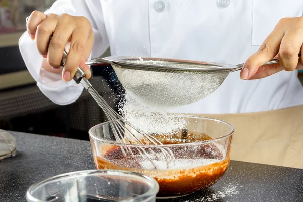 Koch macht Bäckerei — Stockfoto