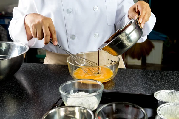 Koch macht Bäckerei — Stockfoto