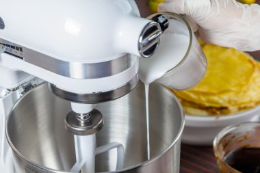 Kırbaçlanan krem ile mikser