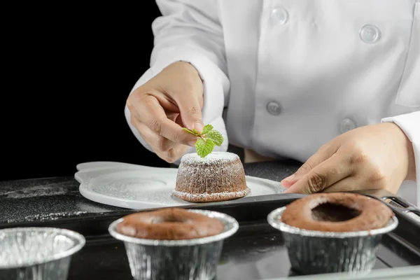 Chef fazendo bolo de chocolate lava — Fotografia de Stock