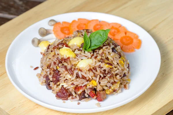 Жареный коричневый рис — стоковое фото