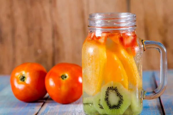 Citrusvruchten, kiwi en tomaat werper — Stockfoto