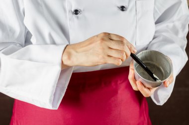 Şef pasta fırça kullanarak