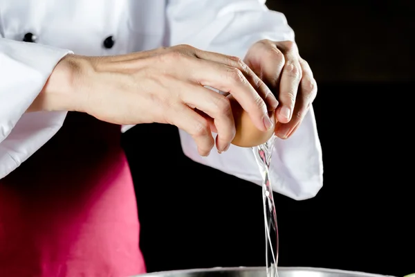 Cracking an egg — Stock Photo, Image