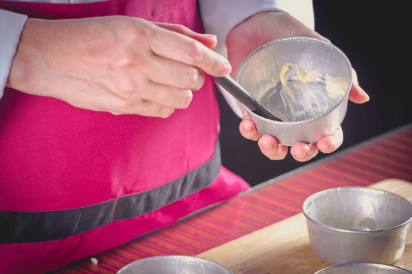 Chef-kok met behulp van gebak borstel — Stockfoto