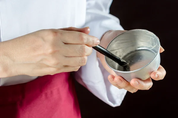 Chef usando cepillo de pastelería — Foto de Stock