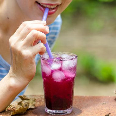 kırmızı üzüm suyu