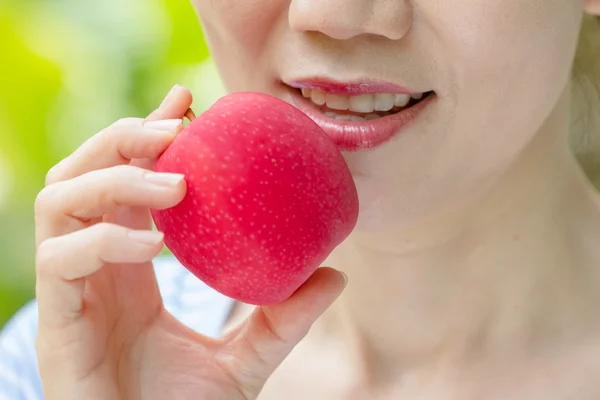 Czerwone jabłko jedzenie kobiety — Zdjęcie stockowe