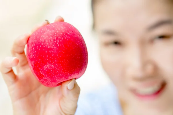 赤いリンゴを食べる女性 — ストック写真