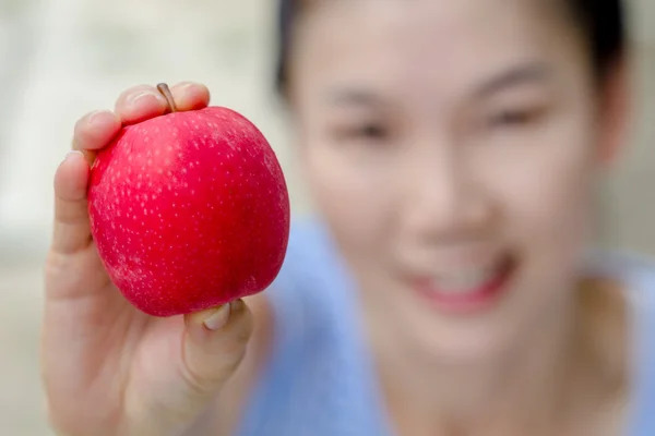 赤いリンゴを食べる女性 — ストック写真