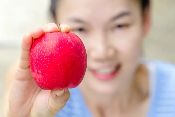 Vrouwen rode appel eten — Stockfoto